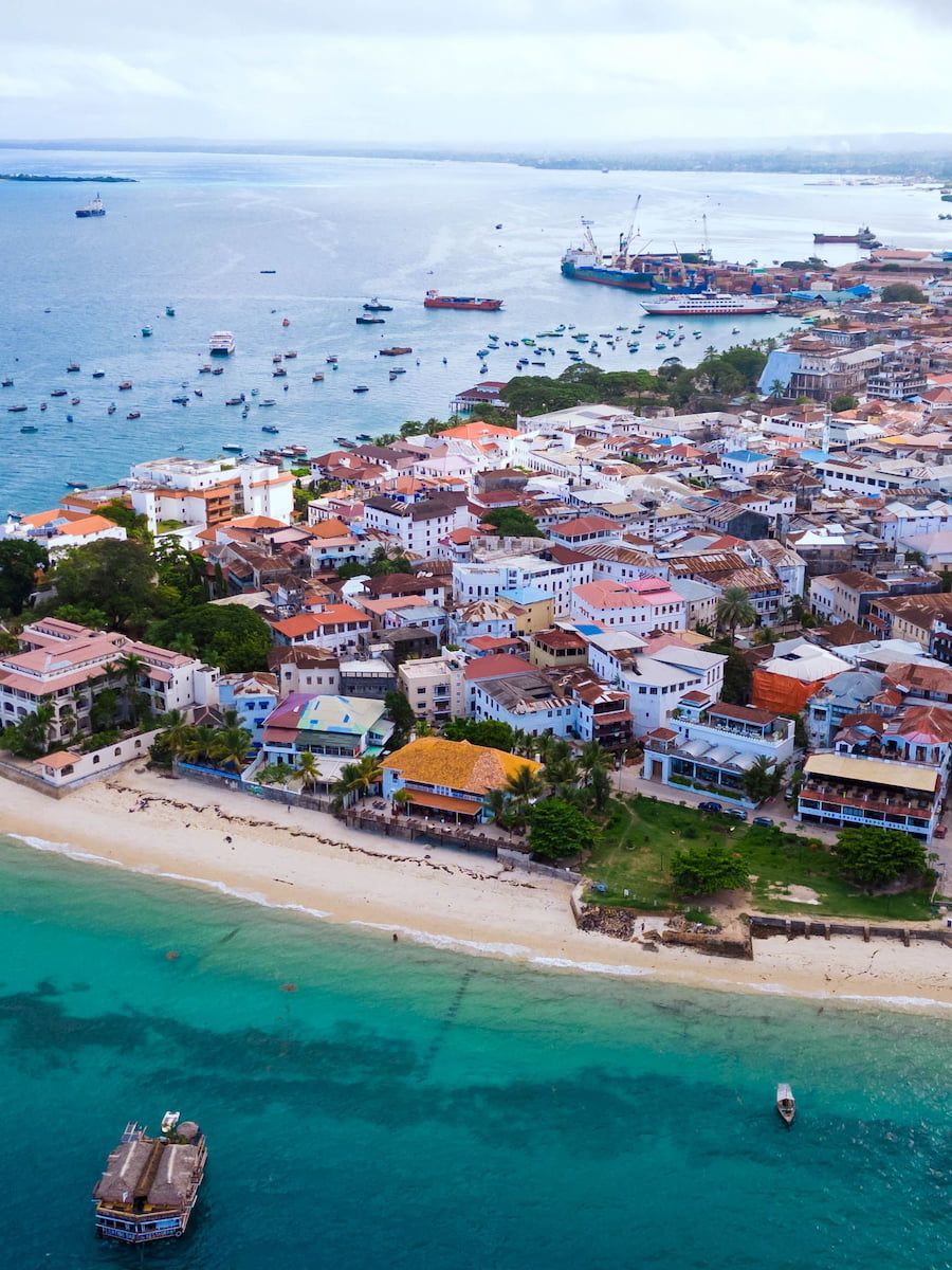 Luftaufnahme der tropischen Insel Sansibar mit einer ruhigen Bucht
